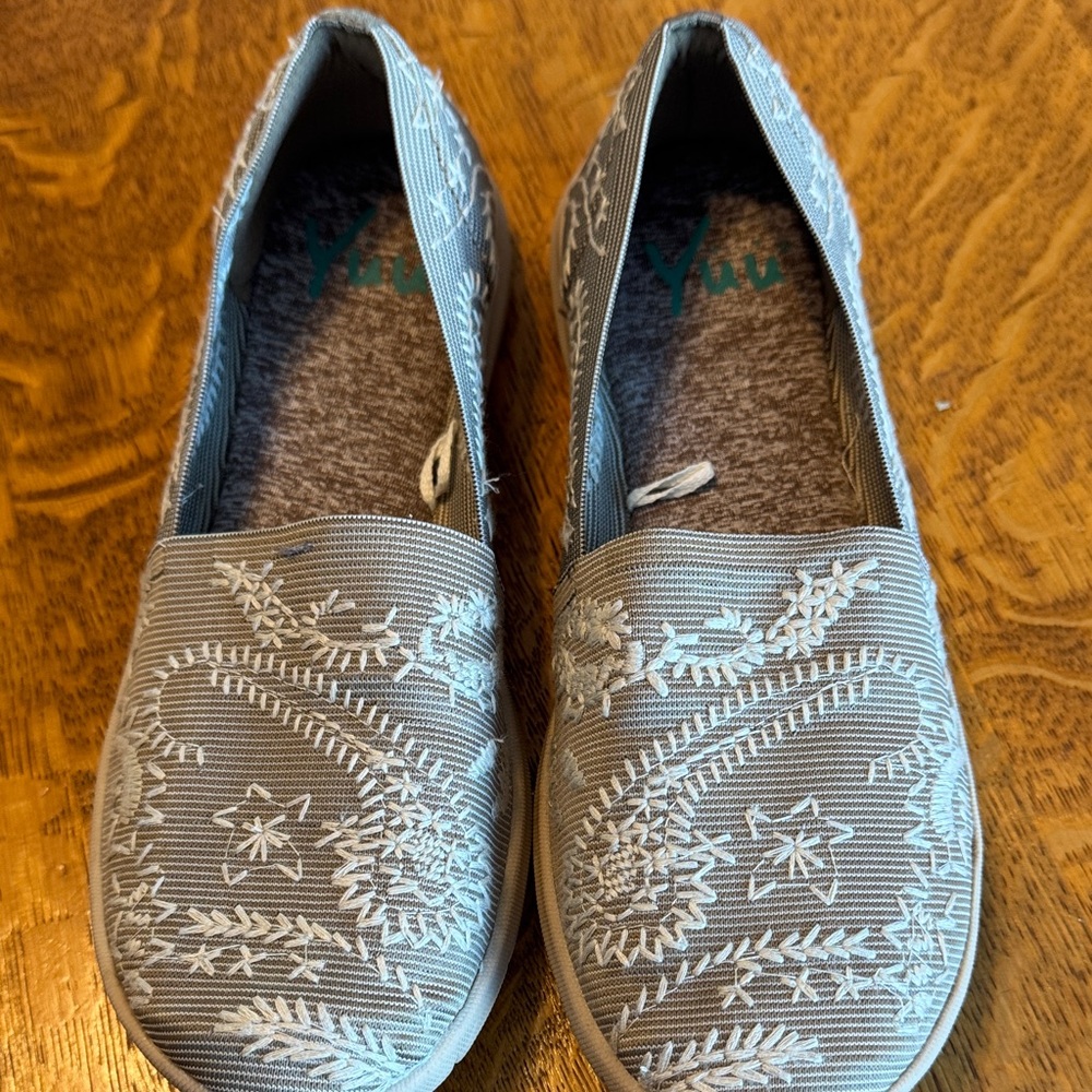 (S-15)Yuu Gray Floral Embroidered Flats
Unsure of exact size. Maybe 6, 6.5 or 7
